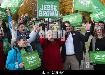 Vancouver, Kanada. Okt, 2019 20. Canadian Green Parteichef Elizabeth Mai (Mitte, L) verbindet Vancouver Center Kandidat Jesse Brown (Center, R) sprechen auf Bestandteile an der English Bay und auf der Denman Street im West End, Vancouver, British Columbia, 19. Oktober 2019 bei einem Tag der Bundestagswahl Wahlkampf in Vancouver. Wahltag ist 21. Oktober 2019. Foto von Heinz Ruckemann/UPI Quelle: UPI/Alamy leben Nachrichten Stockfoto