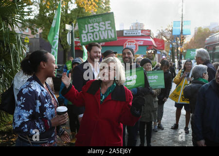 Vancouver, Kanada. Okt, 2019 20. Canadian Green Parteichef Elizabeth Mai (Mitte) verbindet Vancouver Center Kandidat Jesse Brown (L) spricht auf Bestandteile an der English Bay und auf der Denman Street im West End, Vancouver, British Columbia, 19. Oktober 2019 bei einem Tag der Bundestagswahl Wahlkampf in Vancouver. Wahltag ist 21. Oktober 2019. Foto von Heinz Ruckemann/UPI Quelle: UPI/Alamy leben Nachrichten Stockfoto