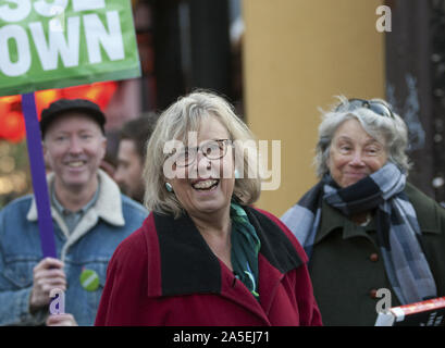 Vancouver, Kanada. Okt, 2019 20. Canadian Green Parteichef Elizabeth Mai (Mitte) spricht auf Bestandteile an der English Bay und auf der Denman Street im West End, Vancouver, British Columbia, 19. Oktober 2019 bei einem Tag der Bundestagswahl Wahlkampf in Vancouver. Wahltag ist 21. Oktober 2019. Foto von Heinz Ruckemann/UPI Quelle: UPI/Alamy leben Nachrichten Stockfoto