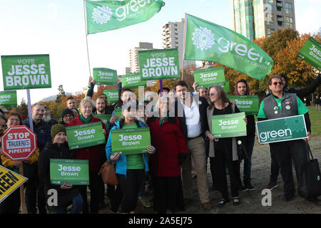 Vancouver, Kanada. Okt, 2019 20. Canadian Green Parteichef Elizabeth Mai (Mitte, L) verbindet Vancouver Center Kandidat Jesse Brown (Center, R) sprechen auf Bestandteile an der English Bay und auf der Denman Street im West End, Vancouver, British Columbia, 19. Oktober 2019 bei einem Tag der Bundestagswahl Wahlkampf in Vancouver. Wahltag ist 21. Oktober 2019. Foto von Heinz Ruckemann/UPI Quelle: UPI/Alamy leben Nachrichten Stockfoto