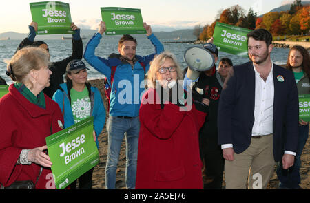 Vancouver, Kanada. Okt, 2019 20. Canadian Green Parteichef Elizabeth Mai (Mitte) verbindet Vancouver Center Kandidat Jesse Brown (R) im Gespräch mit Inhaltsstoffe, English Bay und auf der Denman Street im West End, Vancouver, British Columbia, 19. Oktober 2019 bei einem Tag der Bundestagswahl Wahlkampf in Vancouver. Wahltag ist 21. Oktober 2019. Foto von Heinz Ruckemann/UPI Quelle: UPI/Alamy leben Nachrichten Stockfoto