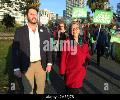 Vancouver, Kanada. Okt, 2019 20. Canadian Green Parteichef Elizabeth Mai (R) verbindet Vancouver Center Kandidat Jesse Brown (L) im Gespräch mit Inhaltsstoffe, English Bay und auf der Denman Street im West End, Vancouver, British Columbia, 19. Oktober 2019 bei einem Tag der Bundestagswahl kämpfen in der Gegend um Vancouver. Wahltag ist 21. Oktober 2019. Foto von Heinz Ruckemann/UPI Quelle: UPI/Alamy leben Nachrichten Stockfoto