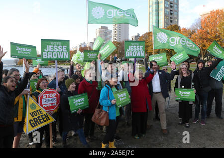 Vancouver, Kanada. Okt, 2019 20. Canadian Green Parteichef Elizabeth Mai (Mitte, L) verbindet Vancouver Center Kandidat Jesse Brown (Center, R) sprechen auf Bestandteile an der English Bay und auf der Denman Street im West End, Vancouver, British Columbia, 19. Oktober 2019 bei einem Tag der Bundestagswahl Wahlkampf in Vancouver. Wahltag ist 21. Oktober 2019. Foto von Heinz Ruckemann/UPI Quelle: UPI/Alamy leben Nachrichten Stockfoto