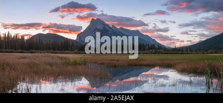 Panorama des Mount Rundle Berggipfels mit blauem Himmel in Vermilion Lakes im Banff Nationalpark, Alberta Kanada. Die Sommersaison steht vor der Tür. Be Stockfoto