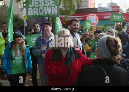 Vancouver, Kanada. Okt, 2019 20. Canadian Green Parteichef Elizabeth Mai (Mitte) verbindet Vancouver Center Kandidat Jesse Brown (Hinten, R) sprechen auf Bestandteile an der English Bay und auf der Denman Street im West End, Vancouver, British Columbia, 19. Oktober 2019 bei einem Tag der Bundestagswahl Wahlkampf in Vancouver. Wahltag ist 21. Oktober 2019. Foto von Heinz Ruckemann/UPI Quelle: UPI/Alamy leben Nachrichten Stockfoto