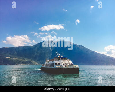 Juli 27, 2019 in Norwegen. Utne. Fähre Transport Norwegen. Weiß Passagierfähre geht auf den Fjord. In Norwegen. Fähre ein Fjord. Fähre Stockfoto