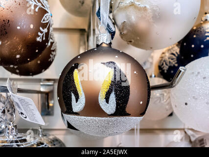 Close up Weihnachtskugel mit zwei Pinguine Stockfoto