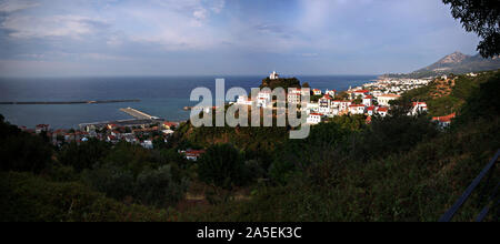 Paleo Karlovasi (Altstadt) in die Insel Samos ist ein perfektes Bild der Stadt und ist über Karlovassi Hafen entfernt. Charmante Stadt alte Karlovassi hat ein Holz Stockfoto