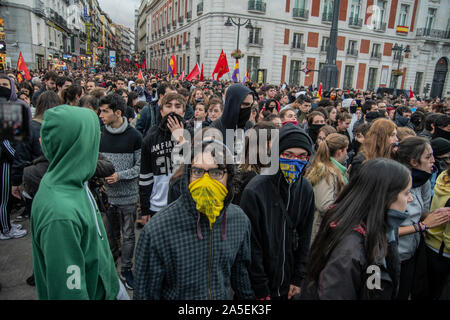 Oktober 19 um sechs Uhr an diesem Samstag und die Route ist zwischen Atocha und Sol markiert. Katalanische Unabhängigkeitsbewegung hat sich zu einer Demonstration aufgerufen Stockfoto