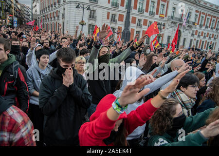 Oktober 19 um sechs Uhr an diesem Samstag und die Route ist zwischen Atocha und Sol markiert. Katalanische Unabhängigkeitsbewegung hat sich zu einer Demonstration aufgerufen Stockfoto