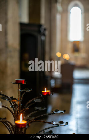 Brennende rote Kerzen in einer Kirche in Massa Marittima in der Toskana Stockfoto