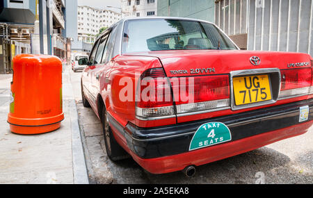 HONG KONG SAR, China, 17. September 2019. Zurück von einem roten urban Taxi. Diese LPG-betriebene Toyota Crown Komfort ist auf der Hong Kong Insel geparkt. Stockfoto