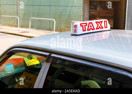 HONG KONG SAR, China, 17. September 2019. Geparkte Taxi mit Dach Zeichen in Hongkong. Stockfoto