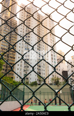 HONG KONG SAR, China, 17. September 2019. Stadtbild an Sutherlandstreet auf Hong Kong Island mit Hochhäusern und einen Basketballplatz. Stockfoto