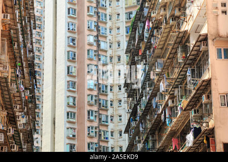 HONG KONG SAR, China, 17. September 2019. Apartment Gebäude in Quarry Bay Street auf der Insel Hong Kong. Stockfoto