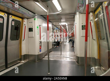 HONG KONG SAR, China, 17. September 2019. Sitzende Fahrgäste in einer ruhigen U-Bahn der Insel Hong Kong MTR-Linie. Stockfoto