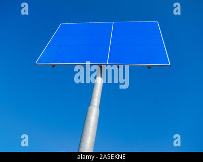 Leere blaue Schild auf einem großen Pole gegen den blauen Himmel Stockfoto