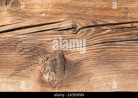 Textur von braunem Holz mit Rissen Stockfoto