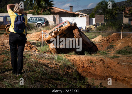 Frau fotografieren 4x4 Geländewagen, die versuchen, aus tiefen Graben an der Veranstaltung auf der vorbereiteten Kurs an Barx in Spanien Stockfoto