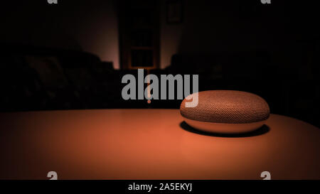 Google Mini Home - Smart-Lautsprecher Stockfoto