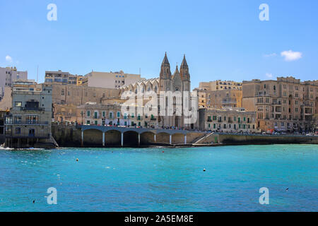 Karmeliterkirche mit Stadt auf Balluta Bay, St. Julians, Malta Stockfoto