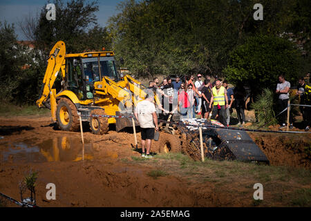 Digger ziehen fest 4x4 Off Road Fahrzeug aus der tiefe Graben bei Event auf vorbereitete Kurs an Barx in Spanien Stockfoto