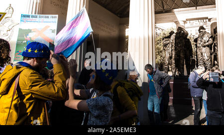 Westminster, London, 19. Oktober 2019. Völker Abstimmung Verfechter bei Bomber Command memorial Vorbereiten auf das Parlament bis März Stockfoto