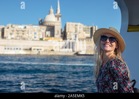 Glückliche junge 20s reisenden Frau nach Valletta, Malta Stockfoto