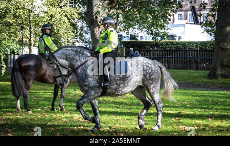 Westminster, London, 19. Oktober 2019. Völker stimmen. Metropolitan Police Officer montiert. Stockfoto