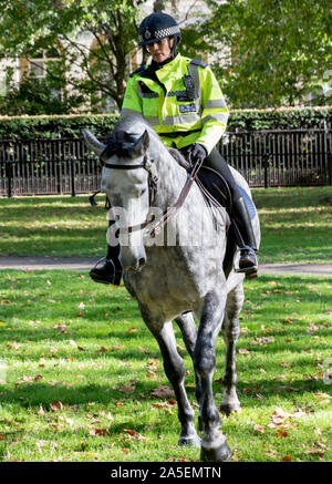Westminster, London, 19. Oktober 2019. Völker stimmen. Metropolitan Police Officer montiert. Stockfoto