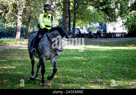 Westminster, London, 19. Oktober 2019. Völker stimmen. Metropolitan Police Officer montiert. Stockfoto