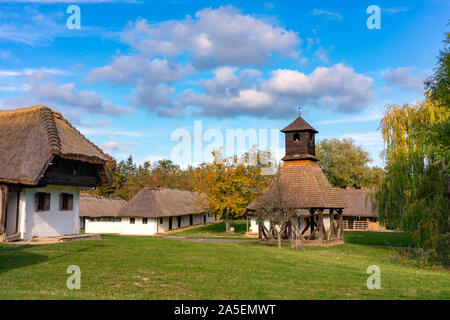 Historische alte ungarische Dorf mit Stroh Dach Häuser einen Glockenturm Stockfoto