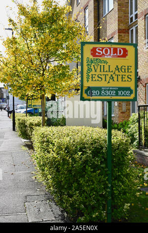 Verkauft. Street in London mit einem Immobilienmakler verkauft Zeichen sichtbar. Sidcup, Kent. Großbritannien Stockfoto