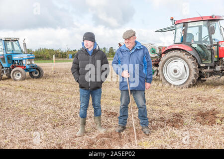 Rathcormac, Cork, Irland. Okt, 2019 20. Andrew und Pat O'Donovan aus Sprung beobachten das Pflügen am Bartlemy Association jährlichen Pflügen übereinstimmen, die auf dem Hof von Terence Coughlan bei Rathcormac Curraghprevin Co.Cork abgehalten - Kredit; Quelle: David Creedon/Alamy leben Nachrichten Stockfoto