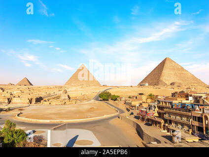 Pyramide von Gizeh Komplex, Blick von der Wohnquartiere, Kairo, Ägypten Stockfoto