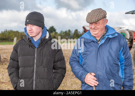 Rathcormac, Cork, Irland. Okt, 2019 20. Andrew und Pat O'Donovan aus Sprung beobachten das Pflügen am Bartlemy Association jährlichen Pflügen übereinstimmen, die auf dem Hof von Terence Coughlan bei Rathcormac Curraghprevin Co.Cork abgehalten - Kredit; Quelle: David Creedon/Alamy leben Nachrichten Stockfoto