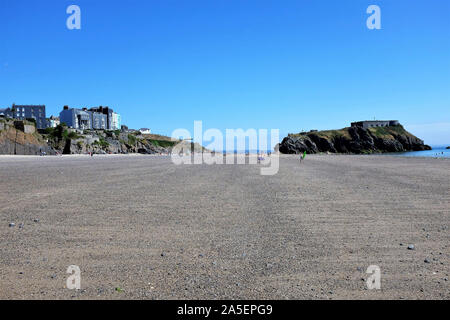 Tenby, South Wales, UK. Juli 26, 2018. Urlauber genießen Castle Beach und St. Catherine's Island während der Ebbe in Tenby in Wales, Großbritannien. Stockfoto