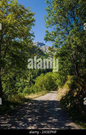 Die Straße nach Villard Notre Dame, Oisans, Frankreich. Stockfoto