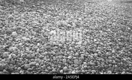 Große runde gemusterten Steinen am Berg Fluss oder Meer oder Ozean. Stockfoto