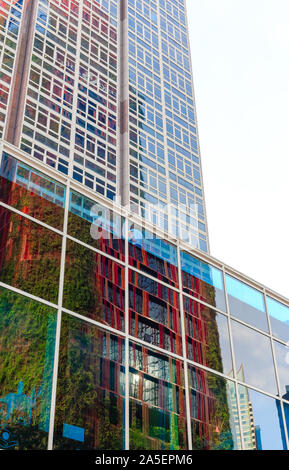 Singapur-14 Jul 2018: Singapur Oasia Hotel Reflexion über die Glasfassade Stockfoto