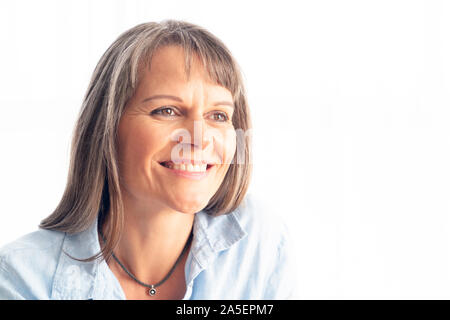 Porträt einer Frau mittleren Alters mit grauem Haar Stockfoto