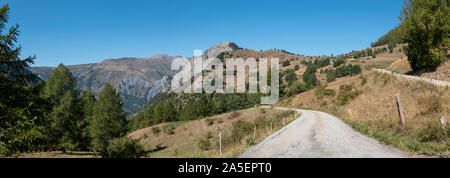 Die Straße, die in das Tal von Villard-Reymond, Oisans, Departement Isère, Frankreich. Stockfoto