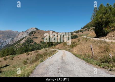 Die Straße, die in das Tal von Villard-Reymond, Oisans, Departement Isère, Frankreich. Stockfoto