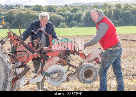 Rathcormac, Cork, Irland. Okt, 2019 20. John und David Murphy, Banteer Anpassungen, die an der jährlichen Pflügen pflügen Bartlemy Vereinigung übereinstimmen, die auf dem Hof von Terence Coughlan bei Rathcormac Curraghprevin Co.Cork abgehalten wurde Pflug - Kredit; Quelle: David Creedon/Alamy leben Nachrichten Stockfoto