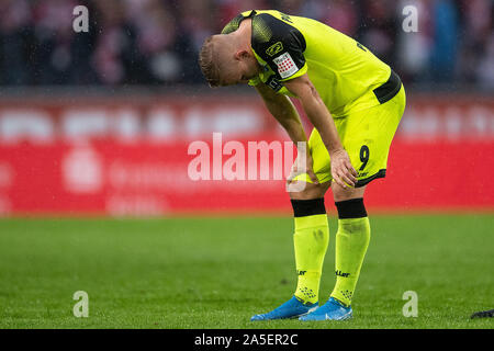 20. Oktober 2019, Nordrhein-Westfalen, Köln: Fußball: Bundesliga, 1.FC Köln - SC Paderborn 07, 8. Spieltag im RheinEnergieStadion. Paderborner Kai Pröger ist auf dem Gericht nach dem Spiel. Foto: Marius Becker/dpa - WICHTIGER HINWEIS: In Übereinstimmung mit den Anforderungen der DFL Deutsche Fußball Liga oder der DFB Deutscher Fußball-Bund ist es untersagt, zu verwenden oder verwendet Fotos im Stadion und/oder das Spiel in Form von Bildern und/oder Videos - wie Foto Sequenzen getroffen haben. Stockfoto