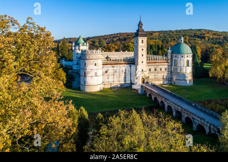 Renaissance Schloss und Park in Krasiczyn in der Nähe von Przemysl, Polen. Luftaufnahme im Herbst im Abendlicht Stockfoto