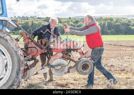 Rathcormac, Cork, Irland. Okt, 2019 20. John und David Murphy, Banteer Anpassungen, die an der jährlichen Pflügen pflügen Bartlemy Vereinigung übereinstimmen, die auf dem Hof von Terence Coughlan bei Rathcormac Curraghprevin Co.Cork abgehalten wurde Pflug - Kredit; Quelle: David Creedon/Alamy leben Nachrichten Stockfoto