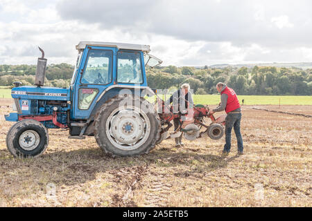 Rathcormac, Cork, Irland. Okt, 2019 20. John und David Murphy, Banteer Anpassungen, die an der jährlichen Pflügen pflügen Bartlemy Vereinigung übereinstimmen, die auf dem Hof von Terence Coughlan bei Rathcormac Curraghprevin Co.Cork abgehalten wurde Pflug - Kredit; Quelle: David Creedon/Alamy leben Nachrichten Stockfoto