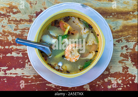 Tom Yum Suppe mit Garnelen und Kokosmilch Stockfoto