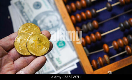 Bitcoins auf dem Hintergrund der Dollar. Golden Bitcoins. Symbolische Münzen von bitcoin auf Banknoten. Exchange Bitcoin Bargeld für einen Dollar. Bitcoins und Clas Stockfoto